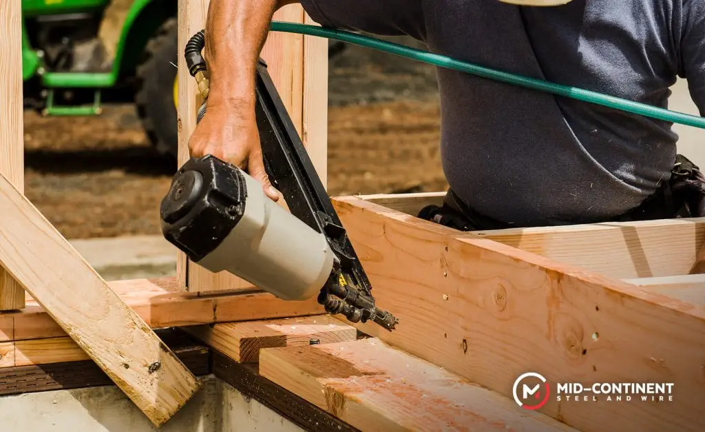 Hammer or nail gun